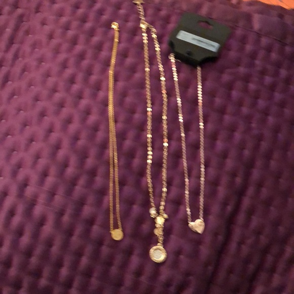 3 Guess Los Angeles necklaces - Picture 15 of 15